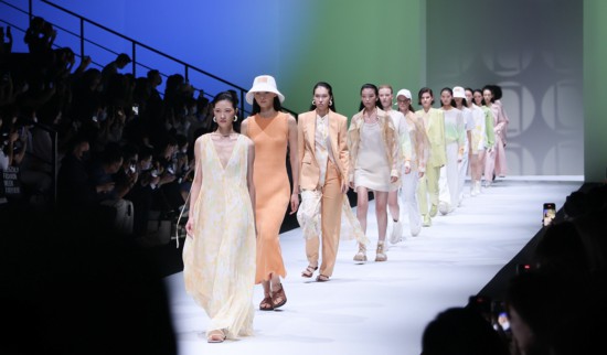 10月25日，2023春夏深圳時裝周開幕大秀。主辦方供圖