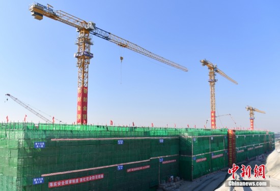 資料圖為11月15日，雄安新區(qū)至北京大興國際機(jī)場快線（簡稱“R1線”）金融島站建設(shè)現(xiàn)場。 <a target='_blank' href='/'><p  align=