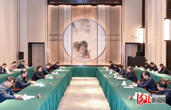 倪岳峰在雄安新區(qū)與住房和城鄉(xiāng)建設(shè)部黨組書記、部長倪虹一行舉行工作座談_副本.jpg